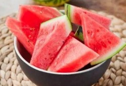 康县网红二饼掰开吃瓜,一瓜两吃，瓜界新潮流